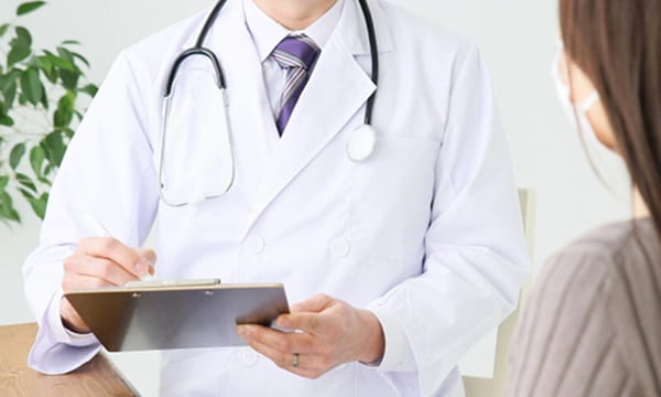 患者と話す医師の様子